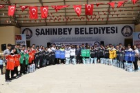 SPOR AYAKKABI - Karnelerini Gösteren Öğrencilere Ayakkabı Hediyesi