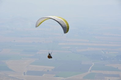 Kırıkhan'da Yamaç Paraşütü Eğitim Uçuşları Başladı