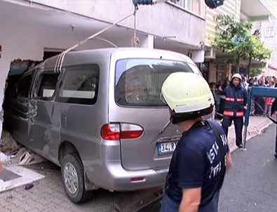 Minibüs dehşet saçtı: 2 çocuk öldü