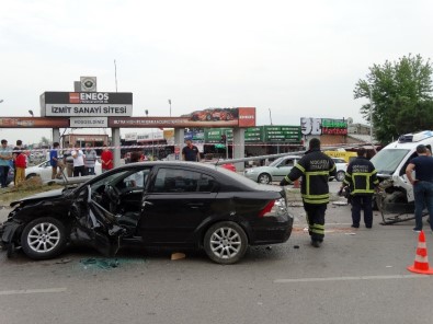 Panelvan Araç Otomobile Çarptı Açıklaması 2 Yaralı