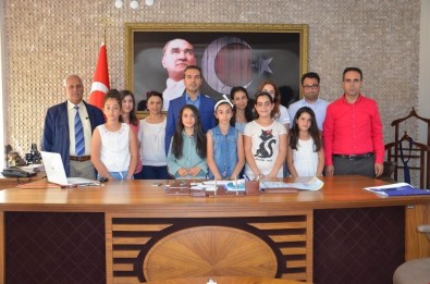 Tunceli'de Etik Yarışmasında Dereceye Giren Öğrenciler Ödüllendirildi