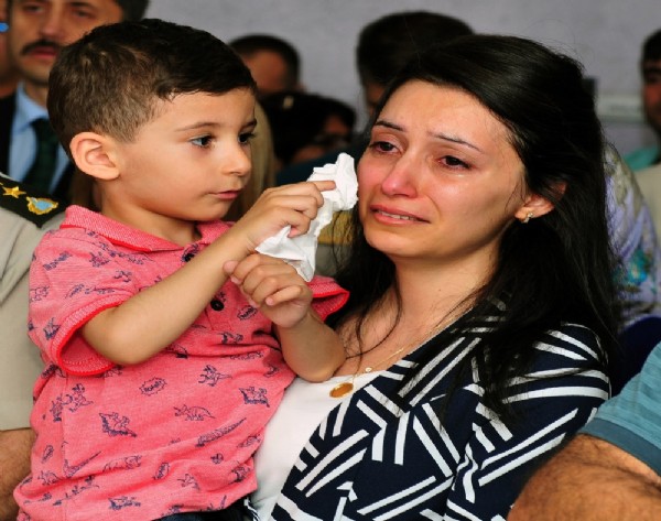 Şehidin oğlu annesinin gözyaşlarını sildi