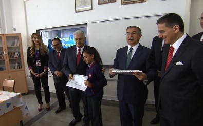 Başbakan Yıldırım Öğrencilere Karnelerini Dağıttı