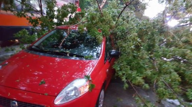 Başkent'te Sağanak Yağış Kazaları Beraberinde Getirdi Açıklaması 2 Ölü, 12 Yaralı