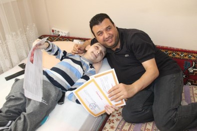 Cam Kemik Hastası Mehmet'in Karne Sevinci