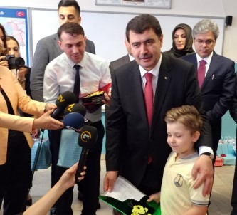 Çocuklar Karnelerini İstanbul Valisi  Vasip Şahin'in Elinden Aldı