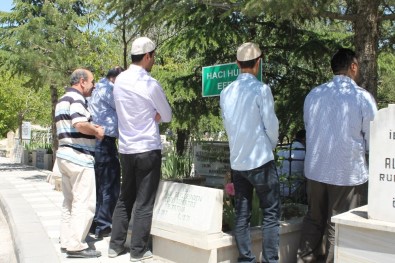 Elazığ'da Öğrenciler LYS Öncesi Türbeleri Ziyaret Etti