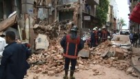 ÇÖKME TEHLİKESİ - Fatih'te Metruk Bina Çöktü