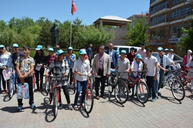 Güroymak'ta Başarılı 80 Öğrenciye Bisiklet Dağıtıldı