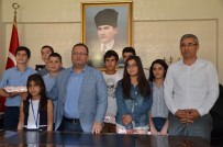 TABLET BİLGİSAYAR - Kaymakam Özdemir TEOG'da Başarılı Olan Öğrencileri Ödüllendirdi