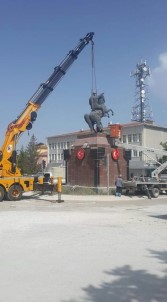 Kırşehir'de Belediye Kavşağında Bulunan Atatürk Heykeli Cacabey Meydanına Taşınıyor