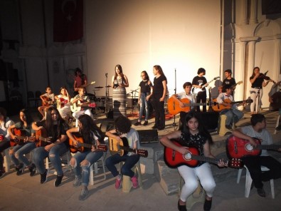 Milas'ta Gençlerden Gençlik Konseri