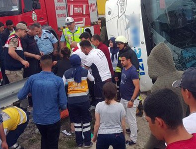Samsun'da askerleri taşıyan otobüs devrildi