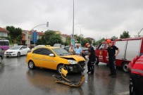 YARALI KADIN - Trafik Kazasında Kırılan Otomobilin Camları Yüzüne İsabet Eden 1 Kişi Yaralandı