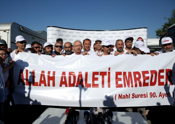 Kılıçdaroğlu ayet yazılı pankartla yürüdü