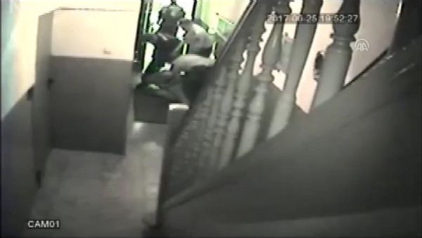 Alman polisinin şiddeti güvenlik kamerasında