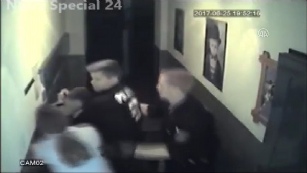 Alman polisinin şiddeti güvenlik kamerasında