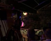 Kadıköy'de Asırlık Ağaç Kafenin Üzerine Devrildi Açıklaması 2 Yaralı