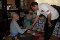 DENİZ FENERİ - Kapı Kapı Dolaşıp Yardım Dağıtıyorlar