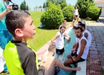 ÖMER CAN - Minik Kaleci İle Futbolcuların Güldüren Diyaloğu