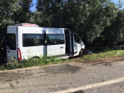Ticari Araçla Yolcu Minibüsü Çarpıştı Açıklaması 8 Yaralı