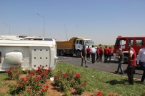 AYDINLATMA DİREĞİ - Tur Minibüsü Kamyonla Çarpıştı Açıklaması 15 Yaralı