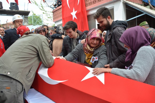 Şehit eşinin acısına dayanamadı!