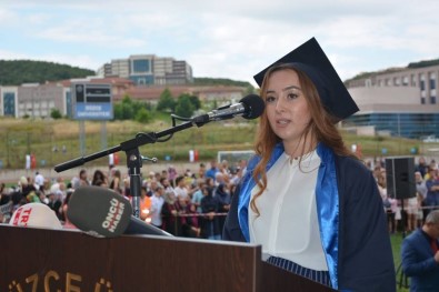 Akyazılı Genç Kız Düzce Üniversitesi Birincisi Oldu