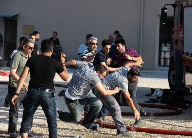 Bursa'daki Boya Fabrikası Yangınında Tekme Tokat Kavga Çıktı