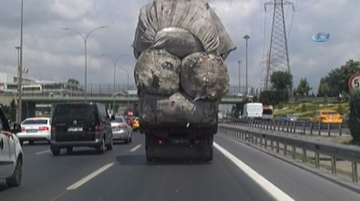 İstanbul Trafiğinde Tehlikeli Görüntü