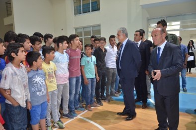 Yüksekova'da Öğrencilere Spor Malzemesi Desteği