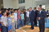 HAKKARİ VALİSİ - Yüksekova'da Öğrencilere Spor Malzemesi Desteği