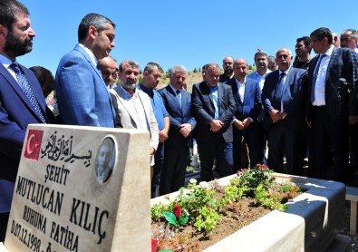 Bakan Arslan 15 Temmuz Şehidi Mutlucan Kılıç'ın Kabrini Ziyaret Etti