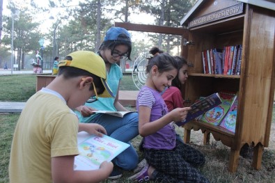 Çocuklar, Piknikte De Kitap Okuyacak