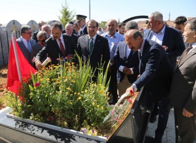 Cumhurbaşkanı Erdoğan'a Suikast Girişiminde Şehit Olan Polis Mezarı Başında Anıldı