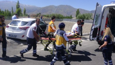 Erzincan'da 2 Otomobil Çarpıştı Açıklaması 10 Yaralı