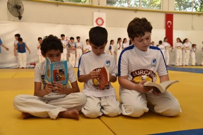 Hem Judo Yapıyorlar Hem De Kitap Okuyorlar