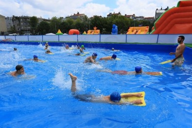Sultangazili Çocuklar Portatif Havuzda Suyun Tadını Çıkardı