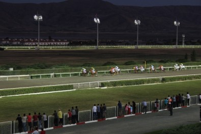 Elazığ'da Gece At Yarışları Başladı