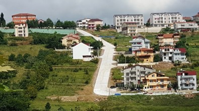 İzmit Belediyesi Dik Sokağı Beton Yol Yaptı