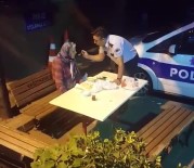 ALZHEIMER - Polis, Yaşlı Ve Hasta Olan Kadını Elleriyle Besledi