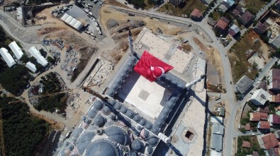 15 Temmuz Şehitleri İçin Çamlıca Camii'ne Asılan Dev Türk Bayrağı Havadan Görüntülendi