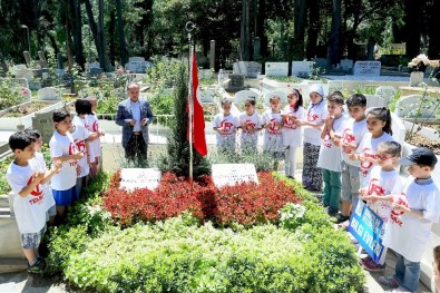 Bilgi Evi Öğrencileri Abdullah Tayyip Olçok'u Mezarı Başında Andı