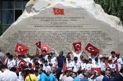 Demokrasi Kahramanlarının İsmi 107 Tonluk Anıtla Yaşatılıyor