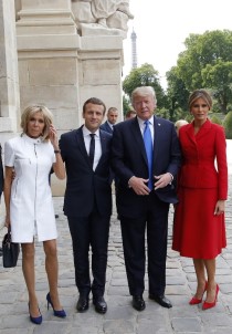 Fransa Cumhurbaşkanı Macron'dan ABD Başkanı Trump'a Resmi Karşılama