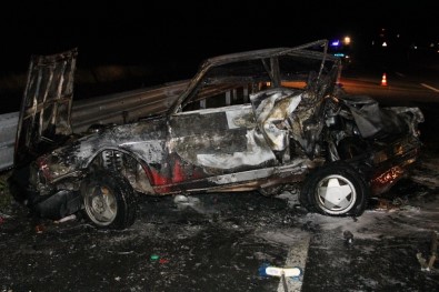 Kastamonu'da Bariyerlere Çarpan Otomobil Alev Aldı