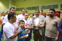 AHMET KARATEPE - Kazandıkları Kupayı 15 Temmuz Şehidinin Ağabeyine Verdiler