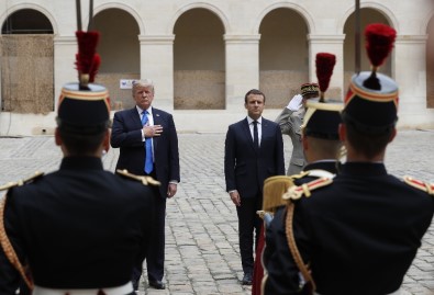 Macron, Trump'ı Resmi Törenle Karşıladı