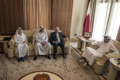 Tillerson, Katar Emiri Thani İle Görüştü