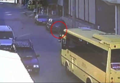 Yola Kaçan Topu Almak İsterken Minibüsün Altında Kaldı